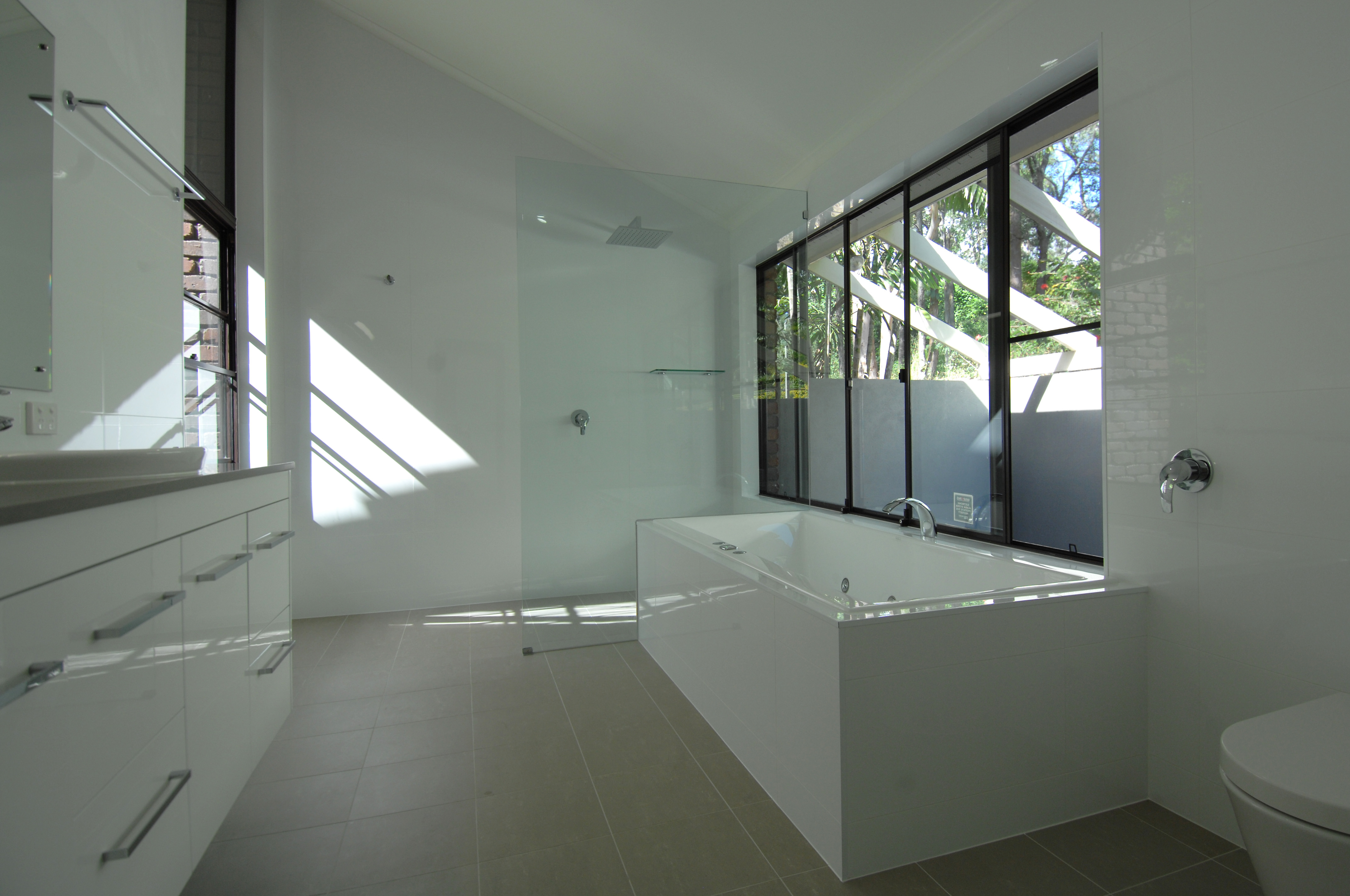 Everton Hills Ensuite wide angle glass panel shower screen