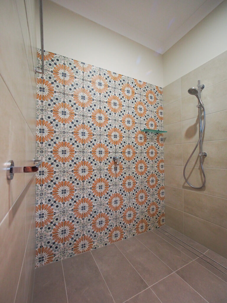 bathroom-tiledfeaturewall-patternedwalltile-semiframelessshowerscreen